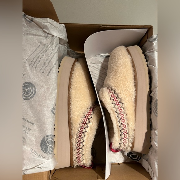 Uggs Tazz Slipper Heritage Braid Natural Women’s 1143976-NAT - Picture 3 of 4